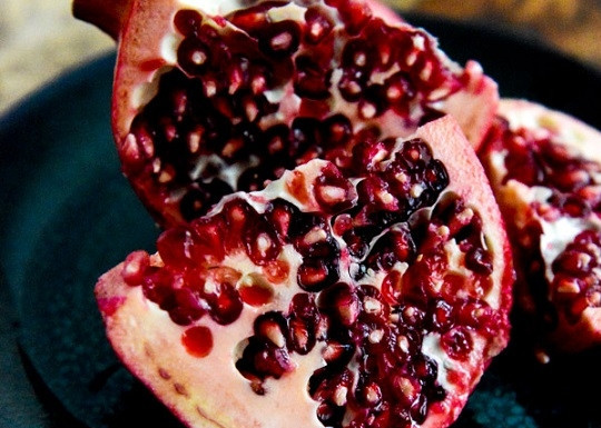 1. Этап. Салат из тыквы и рукколы с орехами и гранатом: 2. Очистите крупный гранат. Часть зерен оставьте для салата, а из остальных выжмите сок. На сухой сковороде подсушите орешки.