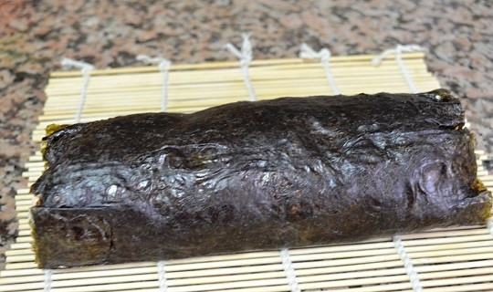 1. Этап. Рулет рыбный с нори: 5. Утром аккуратно снимите фольгу и оберните рулет листами нори (чтобы листы хорошо держались, смочите их чуть-чуть водичкой). Вот такая красота!