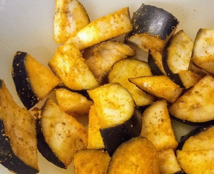 1. Этап. Карри с маринованным баклажаном и чёрной фасолью: Втереть соль ( 1/2 чайной ложки ) и куркуму в кусочки баклажана. Отложить их в сторону.