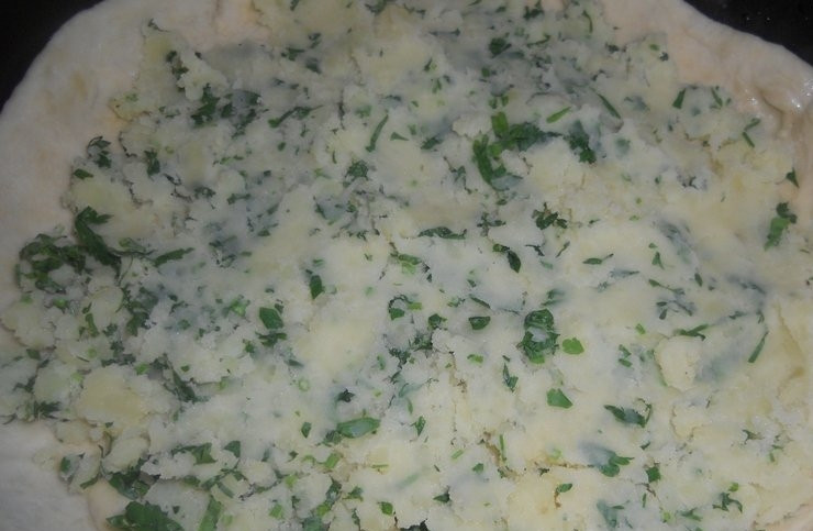 1. Этап. Пирог с картофелем и сыром: Поверх теста выкладываем начинку и равномерно ее распределяем.