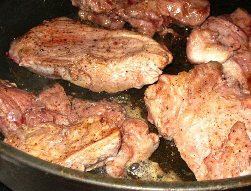 1. Этап. Свинина со смородиной в духовке: Мясо обжарьте до румяной корочки.