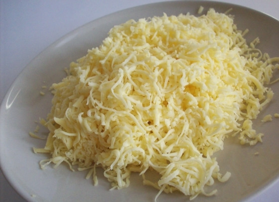 1. Этап. Курица с шампиньонами в горшочке: Сыр натереть на крупной терке.