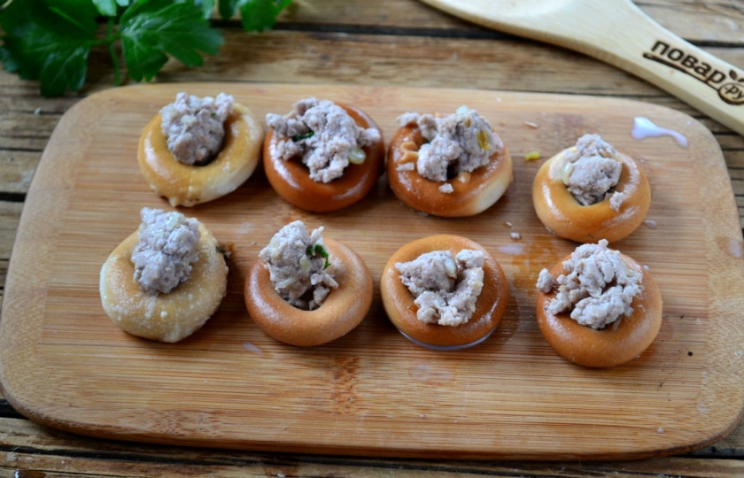 1. Этап. Сушки, фаршированные фаршем: В середину каждой сушки положите немного фарша. Его количество зависит от размера сушек.