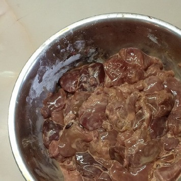 1. Этап. Куриная печень по-турецки: Миску с печенью временно отставить в сторону.