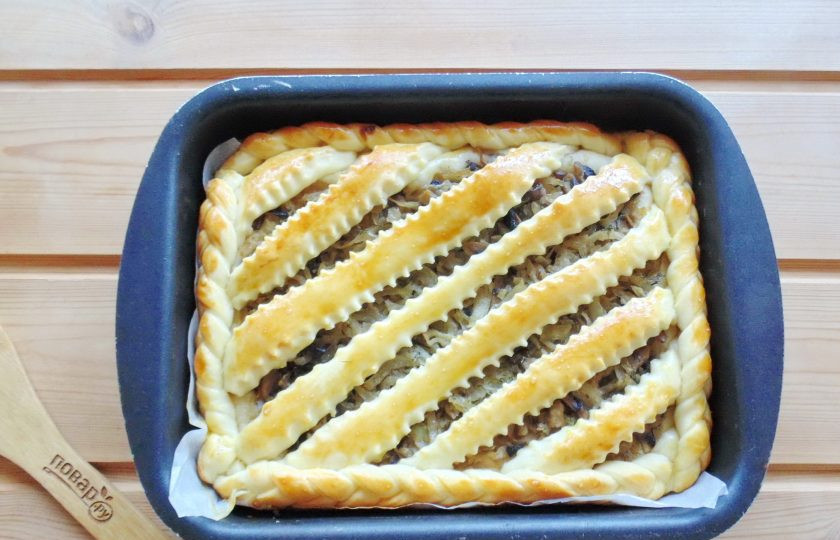 1. Этап. Пирог с капустой и грибами: Выпекайте пирог при температуре 175-180 градусов 45-50 минут.