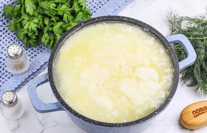 1. Этап. Адыгейский сыр на кефире: Через 10-12 минут кефир прогреется практически до кипения и вся масса свернется, распадаясь на сырное зерно и сыворотку. Выключите нагрев.