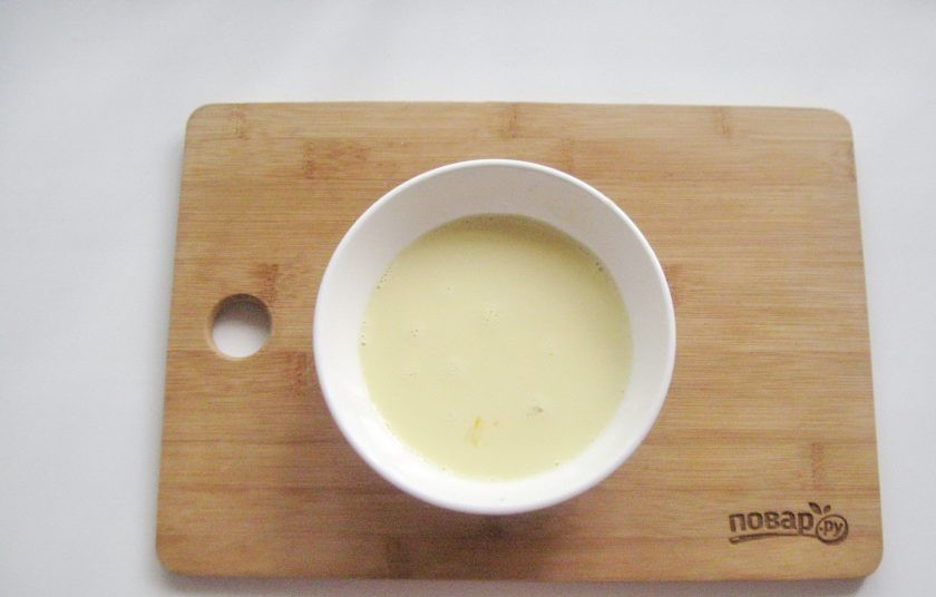 1. Этап. Киш с курицей и цветной капустой: Приготовьте заливку. Сыр натрите на терке. Добавьте яйцо и сливки. Посолите и хорошо взбейте.