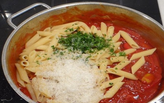 1. Этап. Паста Пенне ригате: Процедите макароны и добавьте их в соус, вместе с частью тертого сыра и рубленой петрушки. Перемешайте.