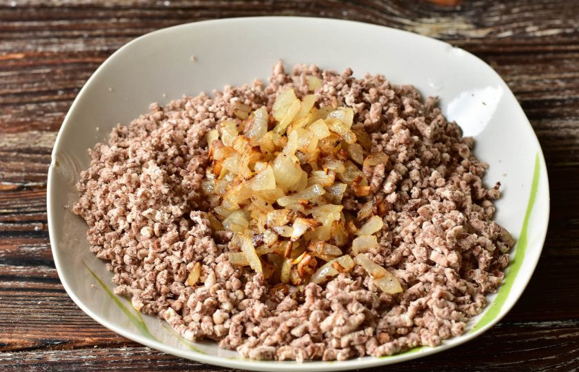 1. Этап. Хачапури с фасолью: Вареную фасоль перекрутите на мясорубке, добавьте лук, который предварительно обжарьте на сковороде до золотистого цвета. Перемешайте.