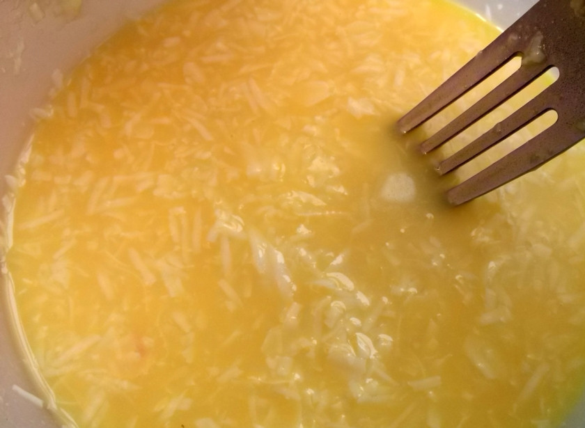 1. Этап. Паста с ветчиной: Перемешайте яйца, тертый сыр и сливки. Слейте воду из кастрюли с пастой, сразу добавьте яичную смесь и перемешайте.