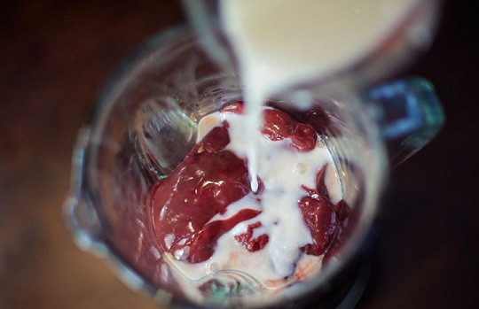 1. Этап. Блины из печени говяжьей: 1. Первым делом нужно вымыть печень, очистить её от пленок и нарезать среднего размера кусочками. Выложите их в чашу блендера и залейте молоком.