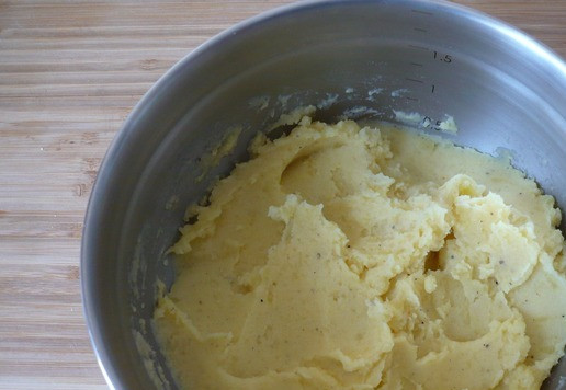 1. Этап. Кубики ветчины и сыра для перекуса: Затем разомните его в пюре. Добавьте в пюре яйцо, соль и перец по вкусу. Все хорошо перемешайте.