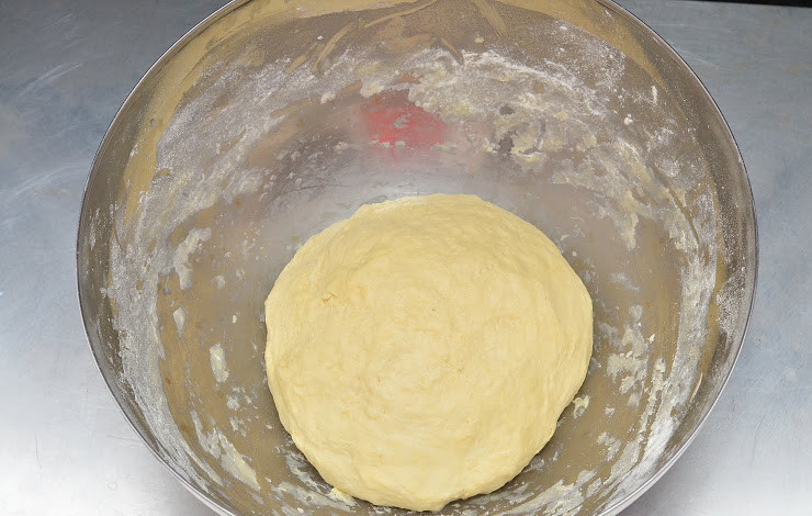 1. Этап. Пирожки с рыбой: 5. Мягкое и эластичное тесто можно вымешивать руками. Когда оно будет готово, снова накрыть полотенцем и отправить отдыхать примерно на 1 час в теплое место.