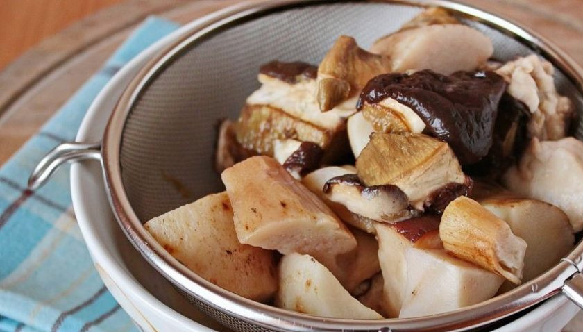 1. Этап. Постный грибной суп-пюре: Лучше всего для этого рецепта подходят белые грибы. Если они замороженные, тогда оставьте их на ночь в холодильнике, чтобы они постепенно разморозились. Затем промойте их под проточной водой, почистите и обсушите. Нарежьте грибы крупными кусками.