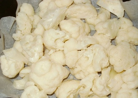 1. Этап. Запеканка из цветной капусты в духовке: Форму для запекания застилаем пергаментом и выкладываем капусту.