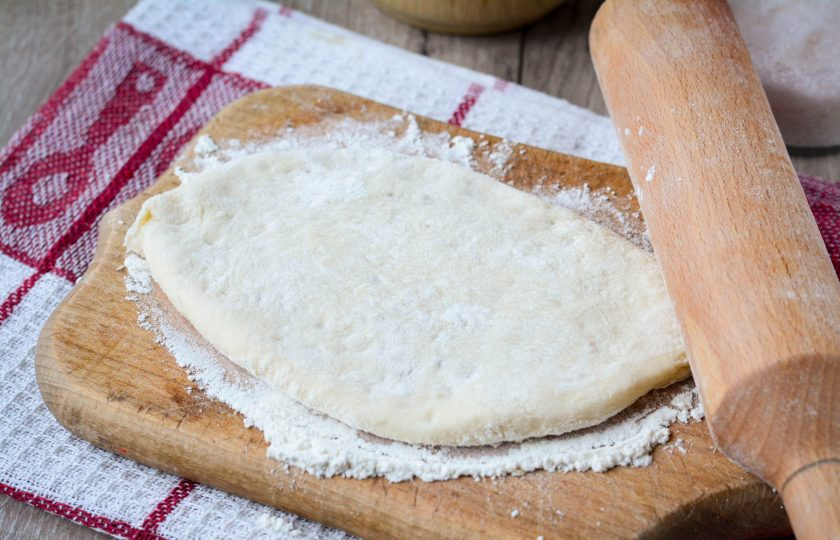 1. Этап. Тонкие пирожки на кефире: Раскатайте скалкой, чтобы получились тонкие пирожки.