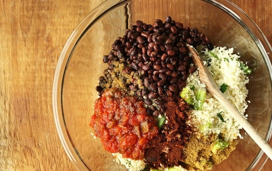 1. Этап. Фаршированные перцы без мяса: 2. К остывшей капусте добавьте консервированную фасоль, сальсу, специи по вкусу. Тщательно все перемешайте, добавьте немного сока лайма. Все, начинка готова.