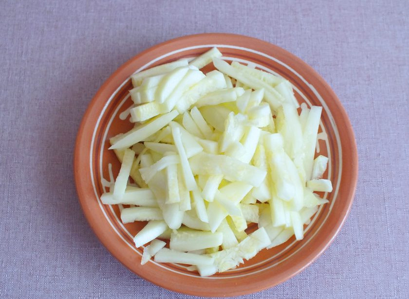 1. Этап. Фунчоза в мультиварке: Кабачок очистите, нарежьте крупной соломкой.