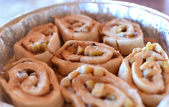 1. Этап. Булочки с яблоком и карамелью: 8. Выпекайте булочки при температуре 180 градусов 20 минут.