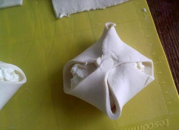 1. Этап. Булочки из слоеного теста с творогом: Теперь каждый квадрат защипните таким образом, чтобы уголки соединились по диагонали. Начинка будет немного как бы выглядывать, не волнуйтесь: так все и задумано! :)