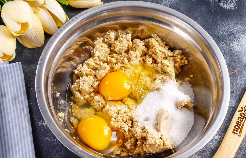 1. Этап. Песочный торт с орехами: Треть ореховой крошки смешайте со сливочным маслом, куриными яйцами, сахаром и солью. Тщательно вымешайте.