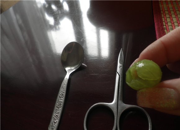 1. Этап. Варенье из крыжовника Царское: 3. Пинцетом, ложечкой или ножницами аккуратно достаем из каждой ягодки семечки.