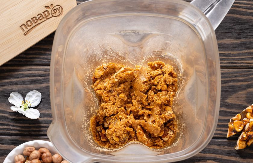 1. Этап. Пралине: Начните измельчать, постепенно увеличивая скорость. Если блендер не слишком мощный, то обязательно делайте перерывы, чтобы он не перегрелся. В начале масса будет напоминать мокрый рыхлый песок.