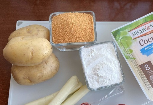 1. Этап. Картофельные пончики с моцареллой: Для приготовления картофельных пончиков, подготовьте все необходимые ингредиенты. Картофель очистите и отварите до готовности.