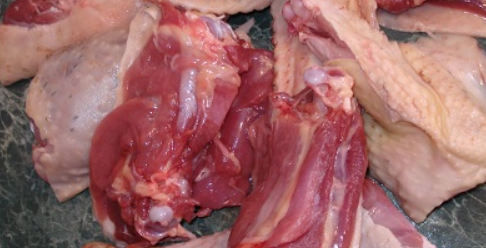 1. Этап. Индейка, тушенная с грибами: Индейку тщательно промываем и разделяем на порционные кусочки.