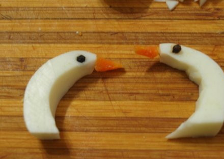 1. Этап. Салат Лебединая верность: Берем новое яйцо, вырезаем из него 