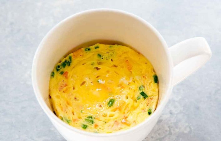 1. Этап. Омлет в микроволновке за 5 минут: 7. Готовый омлет достаньте из микроволновки и сразу же подавайте к столу.