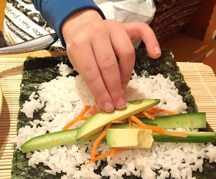 1. Этап. Роллы простые: 3. Выложите лист нори на коврик, распределите небольшое количество риса, выложите ломтик авокадо, морковь, сыр и огурец, далее выберите подходящую начинку из тунца, лосося или крабовые палочки. Получится 3 вида роллов.