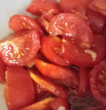 1. Этап. Спагетти со свежими помидорами: Положить помидоры в салатницу. Добавить уксус, 3 столовых ложки масла и половину соли. Чеснок раздавить в ступке с оставшейся солью до состояния пасты. Затем добавить его к помидорам, хорошо перемешав. Отложить салатницу в сторону на 30 минут при комнатной температуре. У помидоров должны выйти соки.