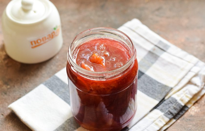 1. Этап. Варенье из сливы с апельсином: Банку для заготовки (500 мл.) тщательно вымойте с пищевой содой, после ополосните хорошо под теплой проточной водой. Стерилизуйте банку и крышку удобным способом – над паром, в духовке или микроволновке. Переложите варенье в банку.