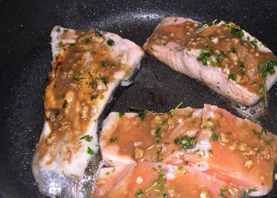 1. Этап. Лосось на сковороде: 4. Горчицу смешаем с измельченным чесноком и соевым соусом. Заливаем рыбу сверху, и когда уже с одной стороны стейки поджарятся, - переворачиваем на другую, соус так равномерно распределится.