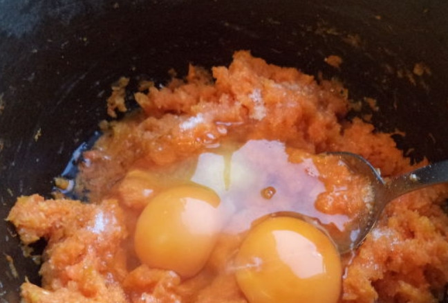 1. Этап. Манный пудинг из творога с морковью: Вбиваем к моркови яйца. Кладем сахар и соль.