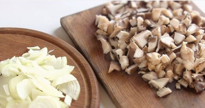 1. Этап. Простой слоеный салат Сказка: 3. Лук нарежьте полукольцами, грибы — пластинами. Поджарьте лук, затем добавьте грибы и доведите до готовности (чтобы жидкость испарилась. Поперчите и посолите зажарку.