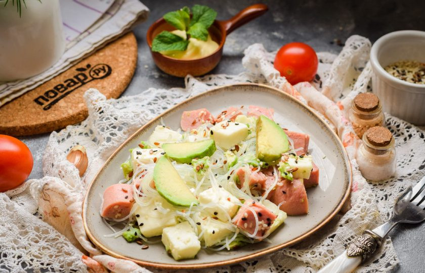 1. Этап. Салат с фунчозой и авокадо: Не забудьте добавить семена кунжута. Приятного аппетита!