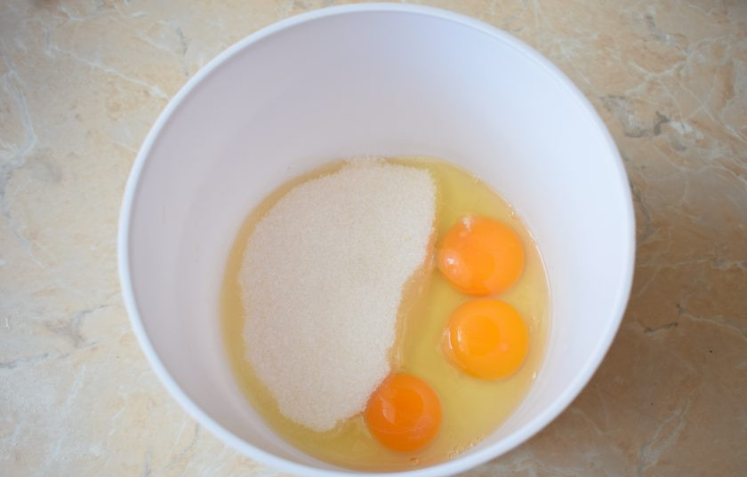 1. Этап. Яблочный пирог по старинному рецепту: Для приготовления теста соедините яйца с сахаром.