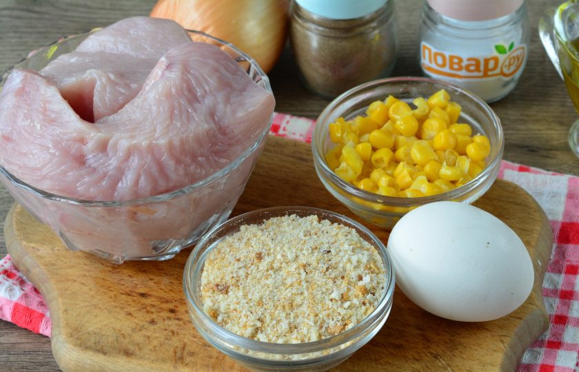 1. Этап. Котлеты из индейки с кукурузой: Подготовьте все ингредиенты.