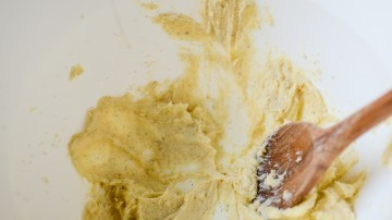 1. Этап. Маффины с маком: Растереть масло с сахаром.