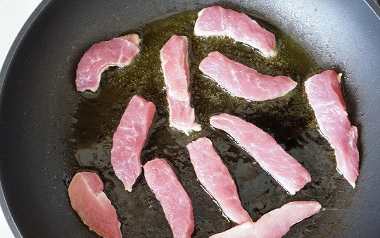 1. Этап. Папоротник с мясом: 2. Разогрейте на сковороде оливковое масло, небольшими порциями обжарьте свинину с двух сторон на сильном огне. Каждая порция жарится не более 3 минут. Снимите мясо со сковороды и отложите в сторону.