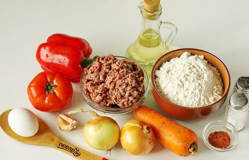 1. Этап. Пельмени в казане: Подготовьте все ингредиенты.