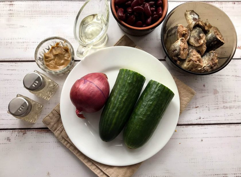 1. Этап. Салат с красной фасолью и рыбой: Подготовьте все необходимые ингредиенты.