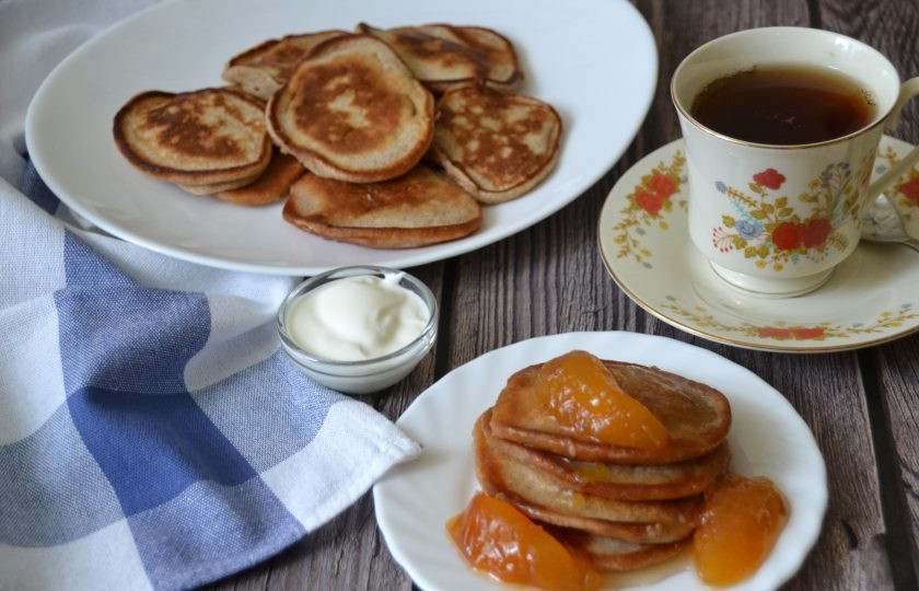 1. Этап. Ржаные оладьи на кефире: Подавайте ржаные оладьи с тем, что любите: с вареньем, со сметаной, со сгущенным молоком. Ржаные оладьи на кефире получаются очень вкусные, к тому же гораздо полезнее, чем оладьи, приготовленные на пшеничной муке.