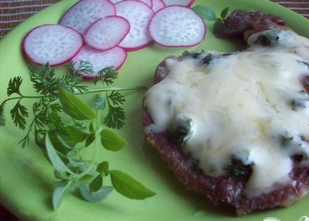 1. Этап. Свинина под сыром и шпинатом: 6. Выкладываем на тарелку, украшаем зеленью и овощами. Можно подавать к столу.