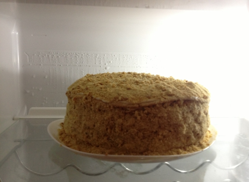 1. Этап. Медовик с черносливом: 9. Готовый медовик отправьте на 5-6 часов или на ночь в холодильник. Желательно поставить его в коробку или другую закрывающуюся посуду, чтобы он не напитался запахов холодильника.