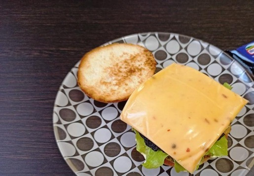 1. Этап. Бургер с запечёнными лесными грибами: .. прикрыть пластинкой плавленого сыра Чили Чиз ТМ Hochland