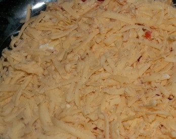 1. Этап. Салат Розовый фламинго: Сыр натираем на терке и покрываем им помидорный слой.