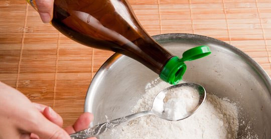 1. Этап. Рулет с маком без дрожжей: В муку добавьте гашеную яблочным уксусом соду.